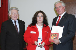 Überreichung der OÖ.Rettungs-Dienstmedaille an verdiente Miterarbeiter des Österr.Roten Kreuzes,Landesverband OÖ durch Landehauptmann Dr.Josef Pühringer