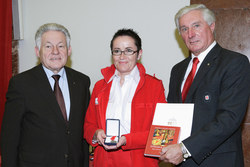 Überreichung der OÖ.Rettungs-Dienstmedaille an verdiente Miterarbeiter des Österr.Roten Kreuzes,Landesverband OÖ durch Landehauptmann Dr.Josef Pühringer