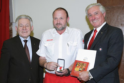 Überreichung der OÖ.Rettungs-Dienstmedaille an verdiente Miterarbeiter des Österr.Roten Kreuzes,Landesverband OÖ durch Landehauptmann Dr.Josef Pühringer