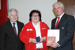 Überreichung der OÖ.Rettungs-Dienstmedaille an verdiente Miterarbeiter des Österr.Roten Kreuzes,Landesverband OÖ durch Landehauptmann Dr.Josef Pühringer