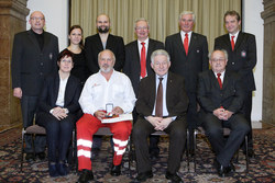 Überreichung der OÖ.Rettungs-Dienstmedaille an verdiente Miterarbeiter des Österr.Roten Kreuzes,Landesverband OÖ durch Landehauptmann Dr.Josef Pühringer