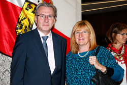 Landesschulratspräsident Fritz Enzenhofer gratuliert Lehrerpensionisten
