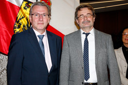 Landesschulratspräsident Fritz Enzenhofer gratuliert Lehrerpensionisten