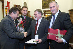 Überreichung von Ehrenzeichen des Landes Oberösterreich durch Landeshauptmann Dr.Josef Pühringer an verdiente Persönlichkeiten