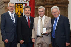 Überreichung von Ehrenzeichen des Landes Oberösterreich durch Landeshauptmann Dr.Josef Pühringer