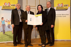 Landeshauptmann Dr. Josef Pühringer überreicht das Qualitätszertifikat Gesunde Gemeinde