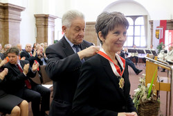 Verleihung des Großen Goldenen Ehrenzeichens des Landes Oberösterreich an Nationalratspräsidentin Mag.Babara Prammer durch Landeshauptmann Dr.Josef Pühringer