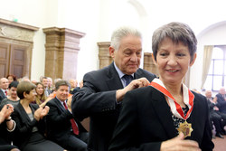 Verleihung des Großen Goldenen Ehrenzeichens des Landes Oberösterreich an Nationalratspräsidentin Mag.Babara Prammer durch Landeshauptmann Dr.Josef Pühringer