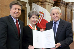 Verleihung des Großen Goldenen Ehrenzeichens des Landes Oberösterreich an Nationalratspräsidentin Mag.Babara Prammer durch Landeshauptmann Dr.Josef Pühringer