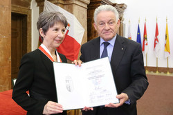 Verleihung des Großen Goldenen Ehrenzeichens des Landes Oberösterreich an Nationalratspräsidentin Mag.Babara Prammer durch Landeshauptmann Dr.Josef Pühringer