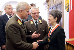 Verleihung des Großen Goldenen Ehrenzeichen des Landes Oberösterreich an Nationalratspräsidentin Mag.Babara Prammer durch Landeshauptmann Dr.Josef Pühringer