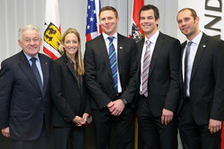 LH Pühringer und US-Botschafterin Wesner mit amerikanischen Black Wings-Spielern (vlnr) Andy Hedlund und Pat Leahy sowie Gregor Baumgartner