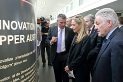 Rundgang durch die Foto-Ausstellung innovation@upperaustria mit LH Pühringer und US-Botschafterin Wesner