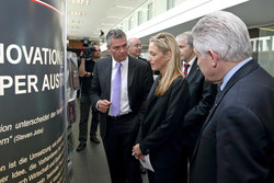 Rundgang durch die Foto-Ausstellung innovation@upperaustria mit LH Pühringer und US-Botschafterin Wesner
