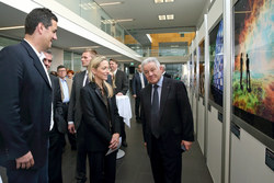 Rundgang durch die Foto-Ausstellung innovation@upperaustria mit LH Pühringer und US-Botschafterin Wesner