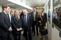 Rundgang durch die Foto-Ausstellung innovation@upperaustria mit LH Pühringer und US-Botschafterin Wesner