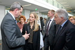 Rundgang durch die Foto-Ausstellung innovation@upperaustria mit LH Pühringer und US-Botschafterin Wesner
Dr. Werner Auer (Prokurist TMG)