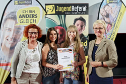 Jugendlandesrätin Mag. Doris Hummer überreicht die Zertifikate zum Peers-Projekt des Jugendreferates