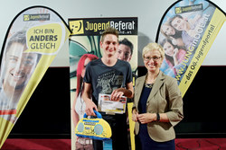 Jugendlandesrätin Mag. Doris Hummer überreicht die Zertifikate zum Peers-Projekt des Jugendreferates