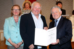 Ehrenbriefe an verdiente Persönlichkeiten anläßlich des 50jährigen Maturajubiläums durch Landeshauptmann Dr.Josef Pühringer