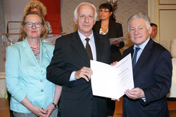Ehrenbriefe an verdiente Persönlichkeiten anläßlich des 50jährigen Maturajubiläums durch Landeshauptmann Dr.Josef Pühringer
