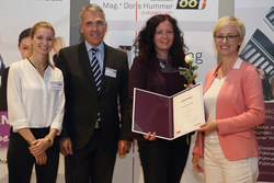 Landesrätin Mag. Doris Hummer verleiht die Zertifikate an die Teilnehmer von Fraune in Aufsichtsräten