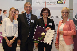 Landesrätin Mag. Doris Hummer verleiht die Zertifikate an die Teilnehmer von Fraune in Aufsichtsräten