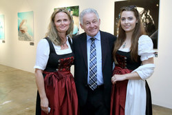 LH Dr . Josef Pühringer mit Gästen der Fotoausstellung