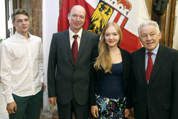Landeshauptmann Dr. Josef Pühringer gratuliert zum ausgezeichneten Maturaabschluss