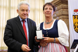 Landeshauptmann Dr. Josef Pühringer verleiht an verdiente Perönlichkeiten die KULTURMEDAILLE DES LANDES OBERÖSTERREICH :

Frau ELISABETH AUSSENEGG