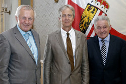 Landeshauptmann Dr. Josef Pühringer und Landeshauptmann Stellvertreter Franz Hiesl gratulieren zum Dienstjubiläum