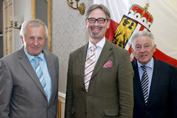 Landeshauptmann Dr. Josef Pühringer und Landeshauptmann Stellvertreter Franz Hiesl gratulieren zum Dienstjubiläum