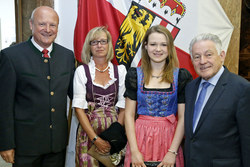 Landeshauptmann Dr. Josef Pühringer gratuliert zum ausgezeichneten Maturaabschluss