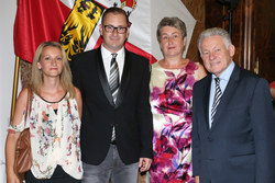 Landeshauptmann Dr. Josef Pühringer gratuliert zum ausgezeichneten Maturaabschluss