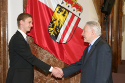 Landeshauptmann Dr. Josef Pühringer gratuliert zum ausgezeichneten Maturaabschluss