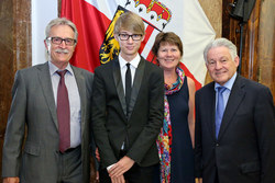 Landeshauptmann Dr. Josef Pühringer gratuliert zum ausgezeichneten Maturaabschluss