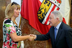 Landeshauptmann Dr. Josef Pühringer gratuliert zum ausgezeichneten Maturaabschluss