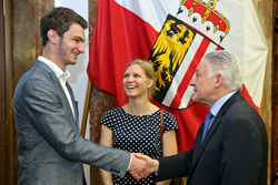 Landeshauptmann Dr. Josef Pühringer gratuliert zum ausgezeichneten Maturaabschluss