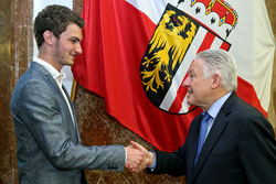 Landeshauptmann Dr. Josef Pühringer gratuliert zum ausgezeichneten Maturaabschluss