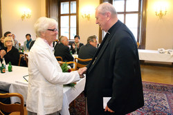 Landeshauptmannstellvertreter Franz Hiesl verleiht an Sr.Alosia Bumgartner die goldene Verdienstmedaille des Landes Oberösterreich.