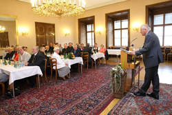 Landeshauptmannstellvertreter Franz Hiesl verleiht an Sr.Alosia Bumgartner die goldene Verdienstmedaille des Landes Oberösterreich.