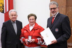 Überreichung der OÖ Rettungsdienstmedaille an verdiente Mitarbeiter des Österreichischen Roten Kreuzes Landesverband Oberösterreich durch Landeshauptmann Dr.Josef Pühringer
OÖ Rettungsmedaille in Silber an
Hauptzugsführerin
Berta LEHNER