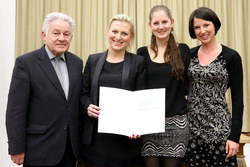 Landeshauptmann Dr. Josef Pühringer verleiht den Oberösterreichischen Menschenrechtspreis für 2014 an  : ALOM Frauen TrainingsZentrum  und BRAVEAURORA