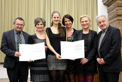 Landeshauptmann Dr. Josef Pühringer verleiht den Oberösterreichischen Menschenrechtspreis für 2014 an  : ALOM Frauen TrainingsZentrum  und BRAVEAURORA