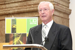 Landeshauptmann Dr. josef Pühringer verleiht an verdiente Persönlichkeiten den Titel  KONSULENT bzw. die KULTURMEDAILLE des Landes Oberösterreich