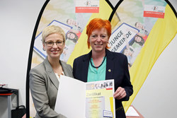 Landesrätin Mag. Doris Hummer überreicht die Zertifikate zum Lehrgang Gemeindejugenexpertinnen und Gemeindejugendexperten