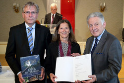 Verleihung von Berufstiteln an verdiente Persönlichkeiten Dekretübergabe durch Landeshauptmann Dr.Josef Pühringer