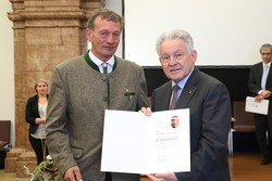 Landeshauptmann Dr. Josef Pühringer überreicht an verdiente Persönlichkeiten KONSULENTENTITEL und Kulturmedaillen des Landes Oberösterreich Johann Laireiter