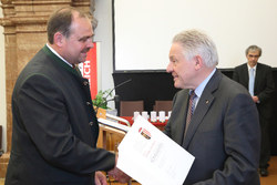Landeshauptmann Dr. Josef Pühringer überreicht an verdiente Persönlichkeiten KONSULENTENTITEL und Kulturmedaillen des Landes Oberösterreich Johann Grabner