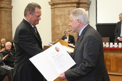 Landeshauptmann Dr. Josef Pühringer überreicht an verdiente Persönlichkeiten KONSULENTENTITEL und Kulturmedaillen des Landes Oberösterreich Paul Müller